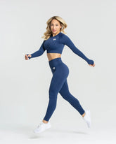 امرأة ترتدي بلوزة نسائية قصيرة الأكمام بدون خياطة من BEST Power باللون الأزرق الياقوتي وسروال ضيق.